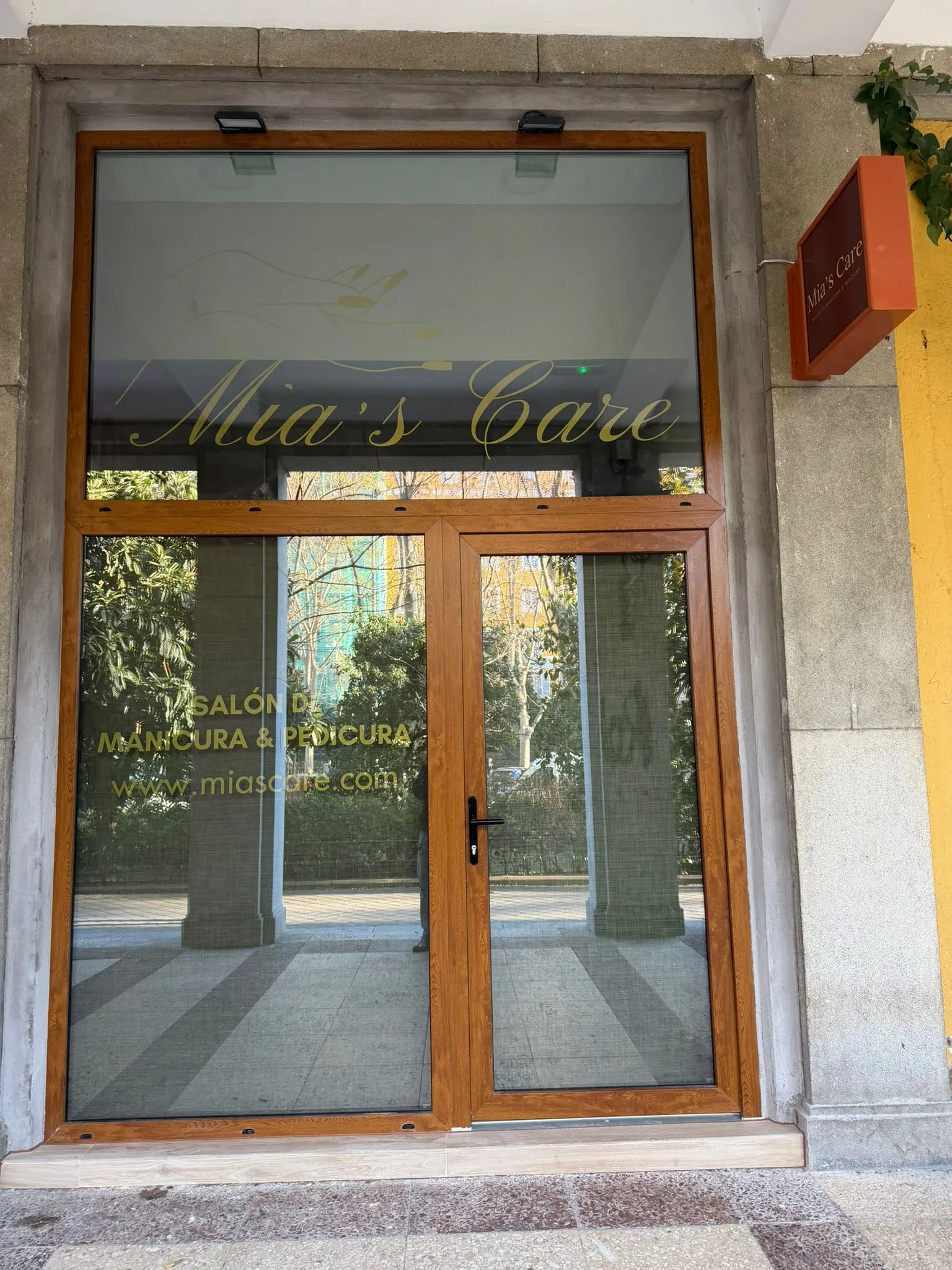 Fachada de Mia's Care en Plaza del Niño Jesús, Retiro